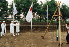 842509 Afbeelding van het slaan van de eerste paal door de commissaris van de koningin in de provincie Utrecht, mr. ...